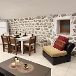 Lithos Traditional House بيت للعطل *
