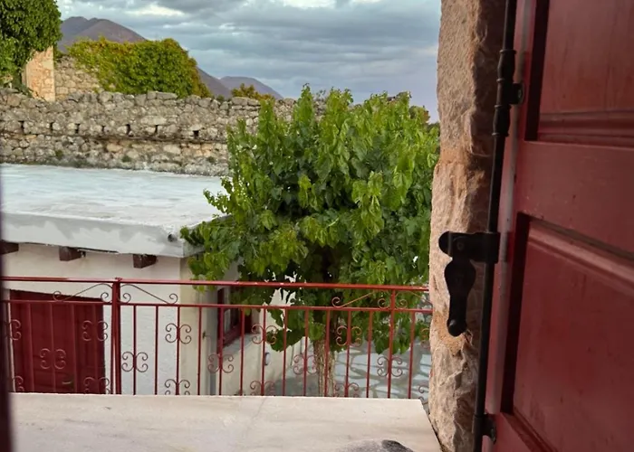 Lithos Traditional House Semesterbostad