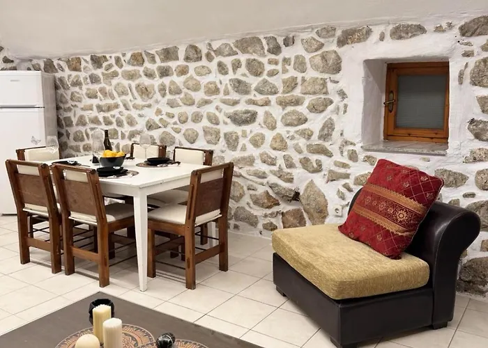 Lithos Traditional House Semesterbostad *